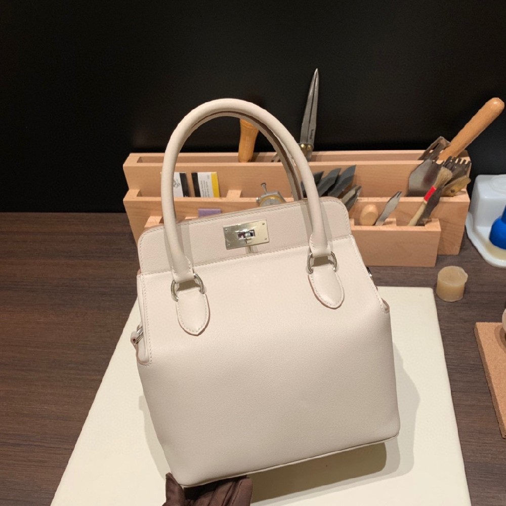 现货[嘿哈]Toolbox 20cm 珍珠灰 银扣 谁说牛奶包不好看的 ？相信我 它是耐看型！多看几眼保证会爱上好吗[机智]swift皮 手感一级棒 两边的耳朵可以拉出来当笑脸包噢