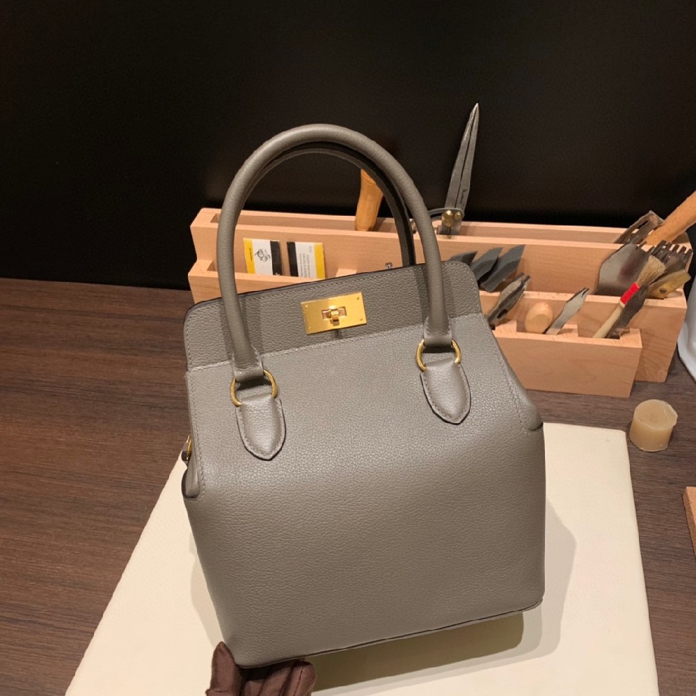 现货[嘿哈]Toolbox 20cm 锡器灰 金扣 谁说牛奶包不好看的 ？相信我 它是耐看型！多看几眼保证会爱上好吗🤔evercolor皮 手感一级棒 两边的耳朵可以拉出来当笑脸包噢