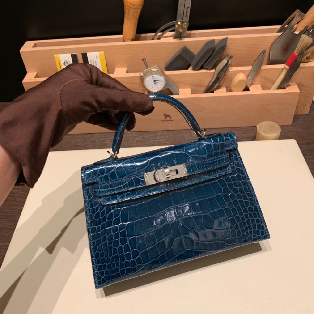 Mini Kelly 二代 Alligator crocodile 美洲鳄鱼 W0 博斯普鲁斯绿 又叫海峡绿 蓝色高级感十足 不同光线下不用的感觉 搭配银扣比较素雅 对蓝色无法抵抗[歐耶]