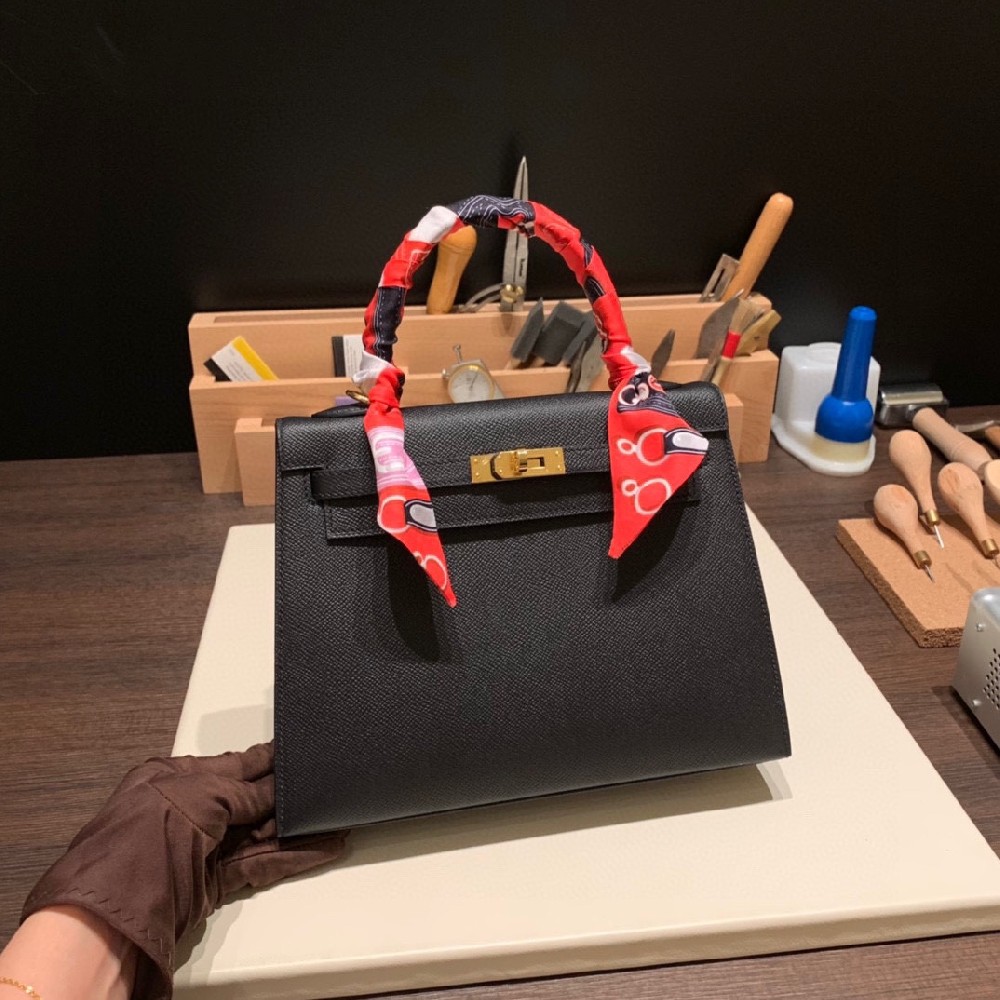 黑色是永远的流行色 它是每一季都不可缺少的色彩 ❤️25cm kelly spsom 黑色 金扣