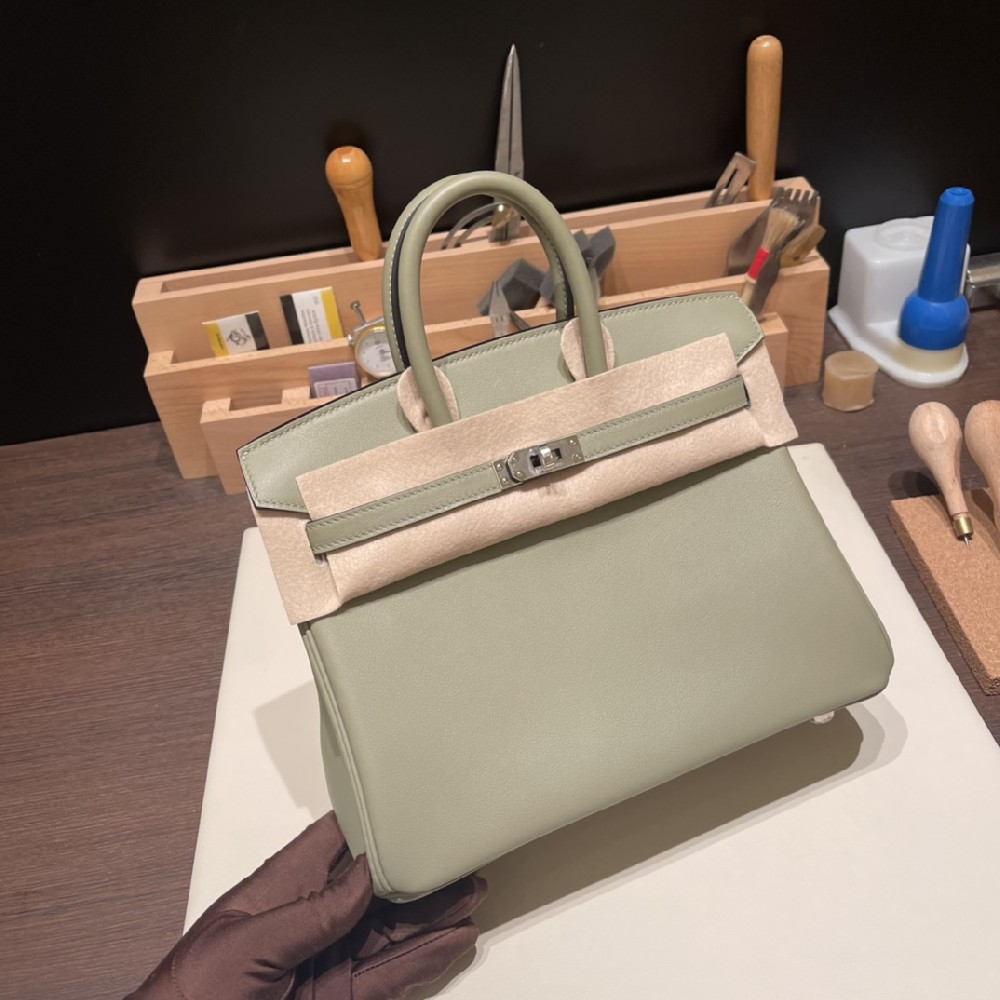 Q1 鼠尾草绿 银扣 25cm Birkin 带有灰调的绿 属于莫兰迪色系  自带高级的色调有一种柔软的光晕 非常的清新 淡雅在我心中银扣 绝对是Perfect 更显高级 清冷 一切刚刚好 ❤️