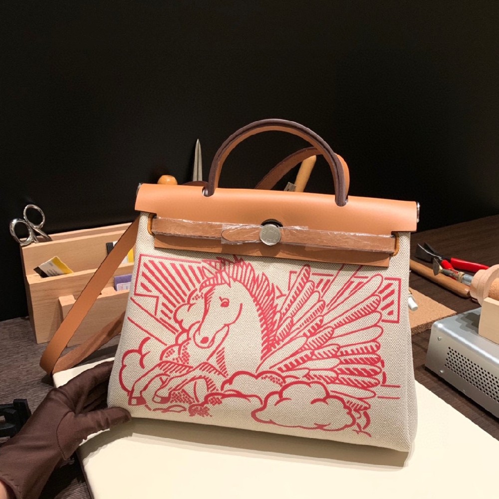 限量款飞马🐎Herbag 31cm 明星产品 独家定制控货】限量版丝印飞马｜红色 ｜中非盖头（内缝） “她 只可遇不可求”这是专卖店现在对herbag这款it bag 最好的诠释❤️表面的浮雕设计非常精致 而且还有一层特殊的涂层有一定的保护作用！超高工艺浮雕飞马图案更显洋气🤩