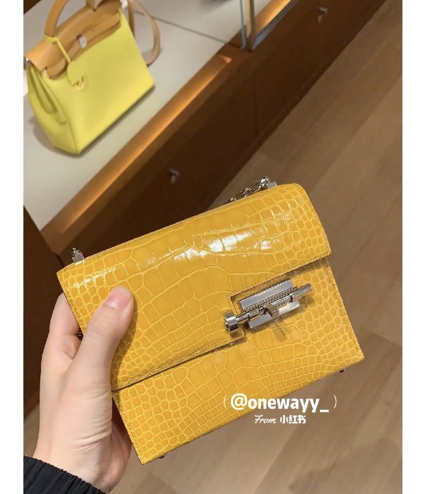 设计感爆棚的插销包纯净的线条~方正的外形  以及设计感十足 👏👏👏集美们，如果你已经拥有bkc经典款 但是这只独具设计感的包包一定会吸引你们的注意👀