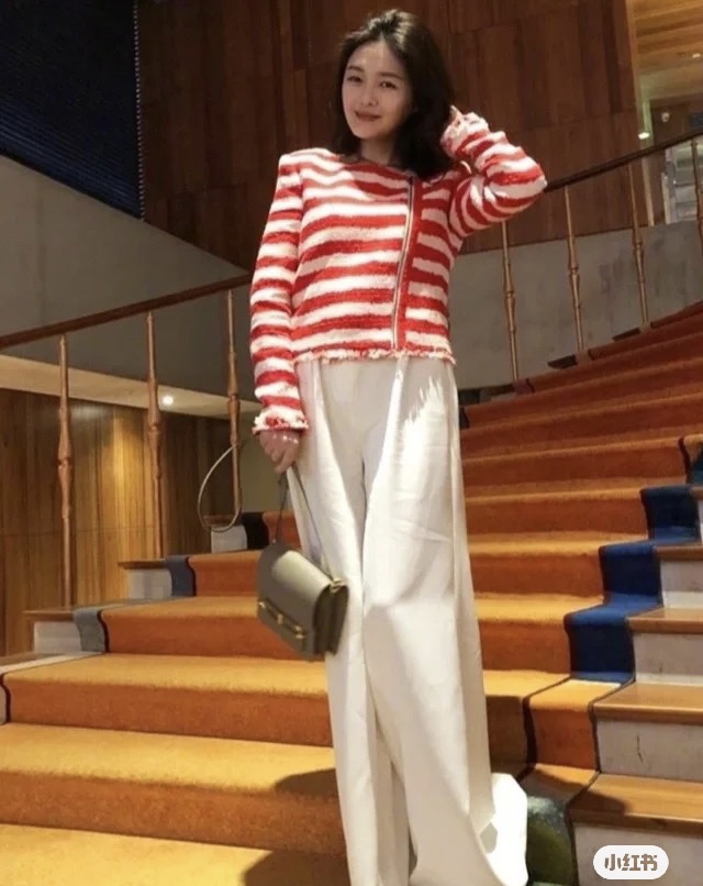 最近大s事件再上热搜我也成为了其中一名吃瓜群众[捂脸] 今天来说说女明星背什么包之 roulis 19 搭配白裤子 年轻轻盈and birkin 30 黑色 搭配一袭白色长裙 仙女又不失气质。姊妹们，你们都学到了吗[呲牙]