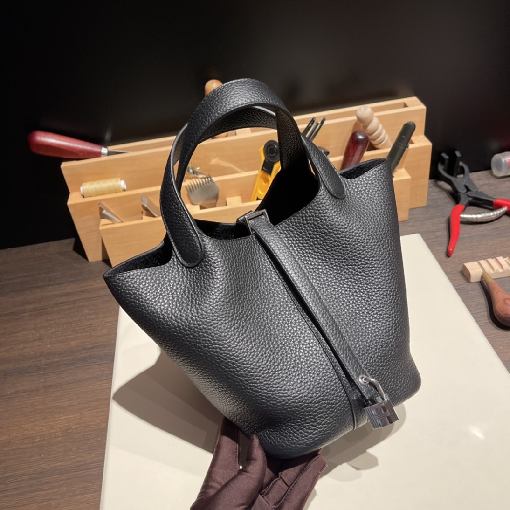 作为入门基础款 每个女生这一辈子 必须拥有它休闲随性也可以落落大方 真的很free 🖤18cm 黑色 银扣